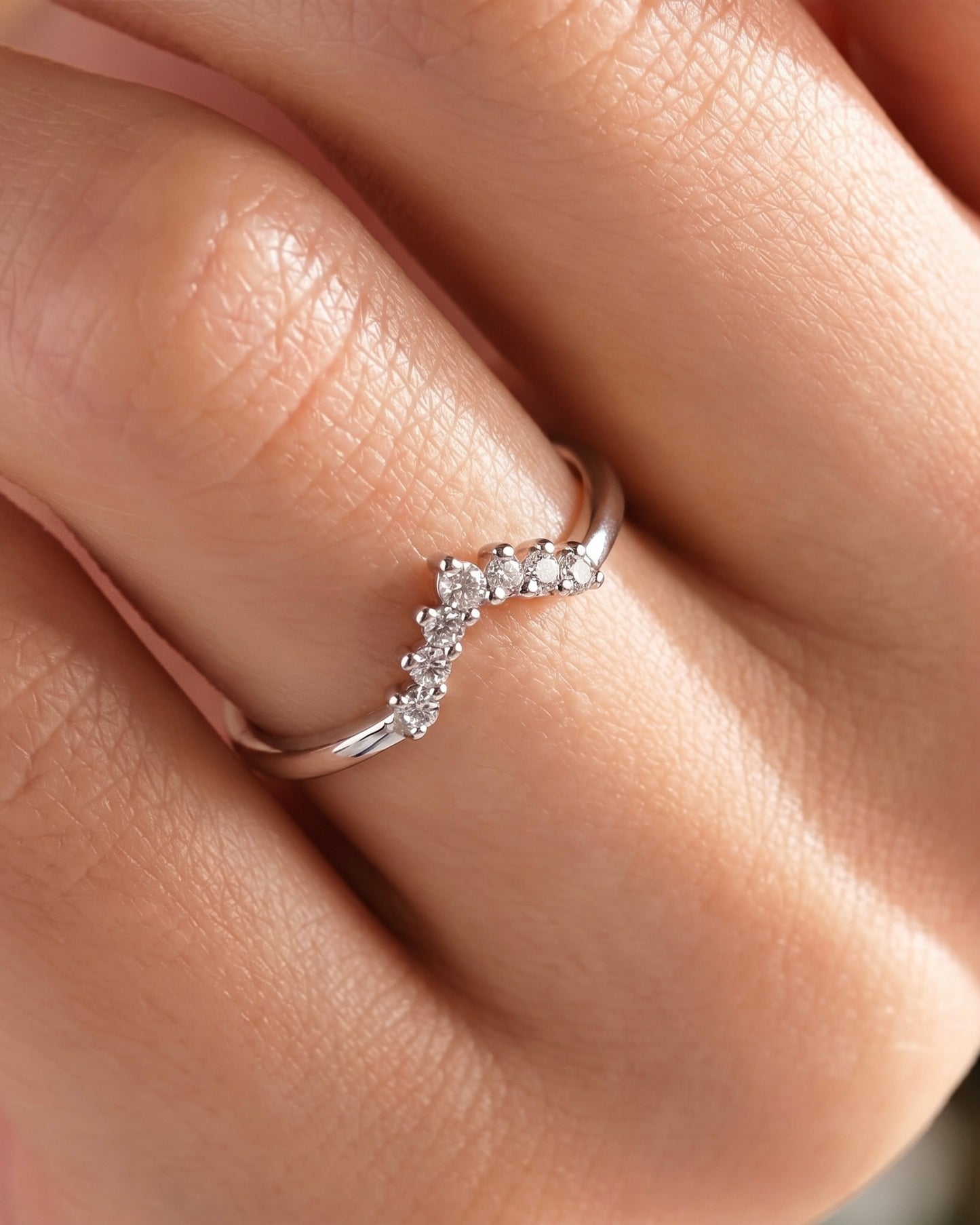 Soft Aura Curved Ring