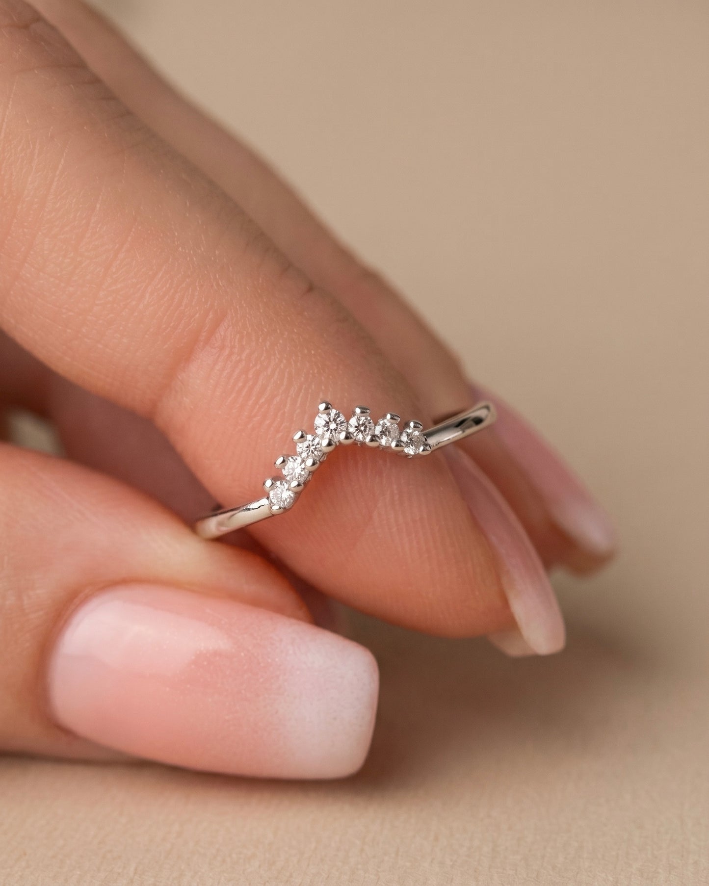 Soft Aura Curved Ring