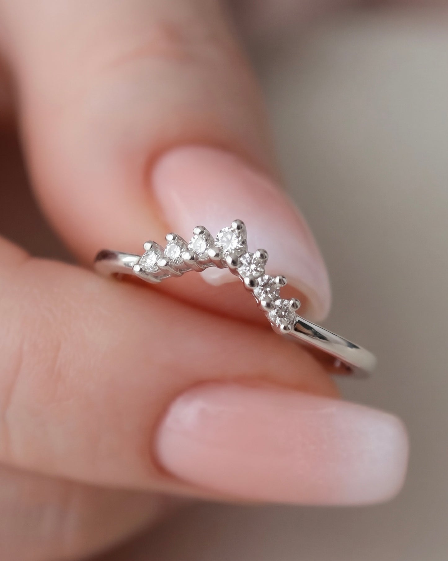 Soft Aura Curved Ring