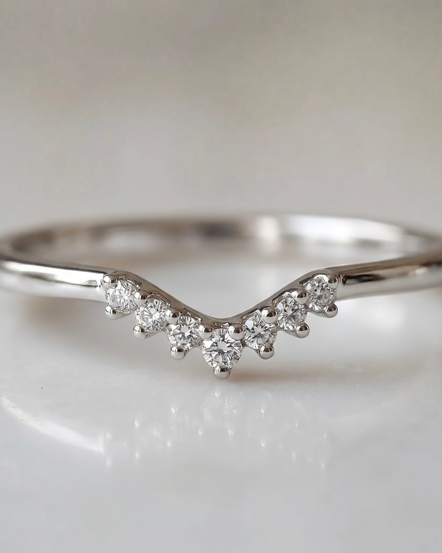 Soft Aura Curved Ring